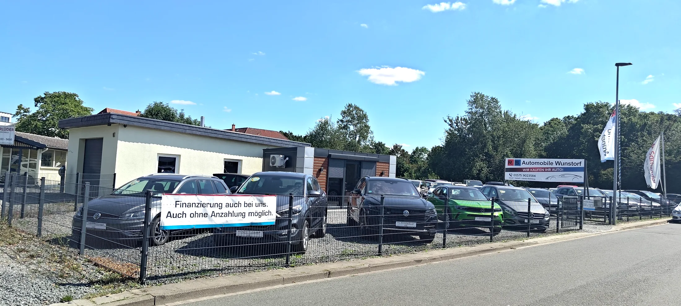 Der Platz von R.S. Automobile Wunstorf an der An der Nonnenwiese 20, von der Straße aus gesehen